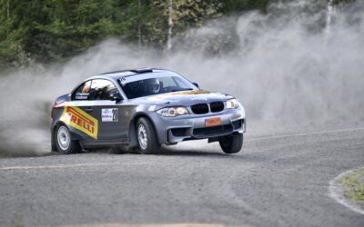 Medaljfighterna lever efter jämn fredag i Rally-SM i Trollhättan